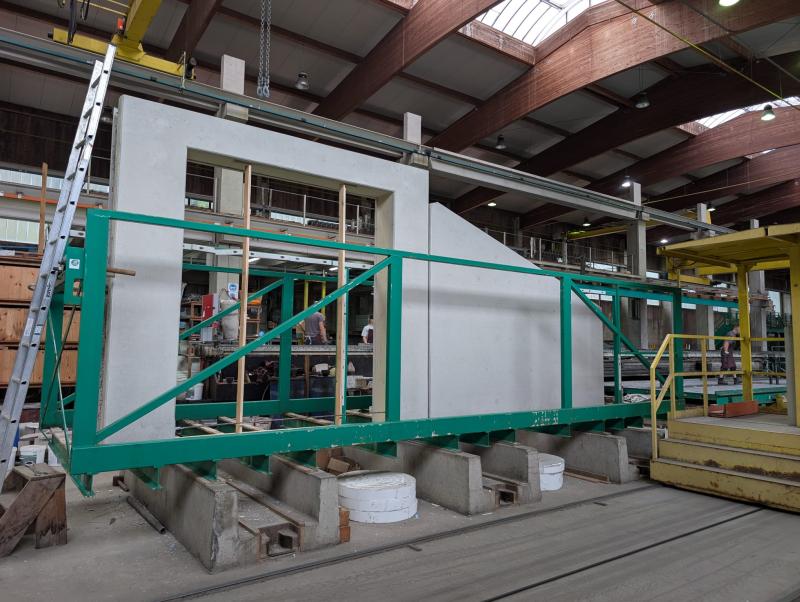 Transportgestell für Doppelwände im Fertigteilwerk – grün pulverbeschichtet